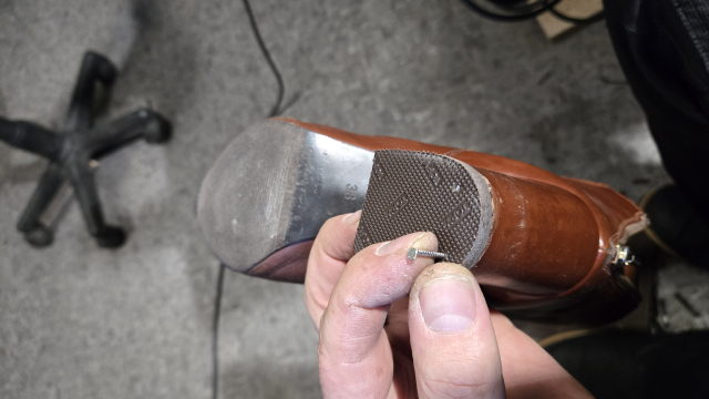 Foto 4, Apavu remonts Cēsīs, Uzvaras bulvārī 4, atvērts katru darbdienu no 9.00- 17.00, sestdien no 10.00-14.00. Tālr. 25640907.