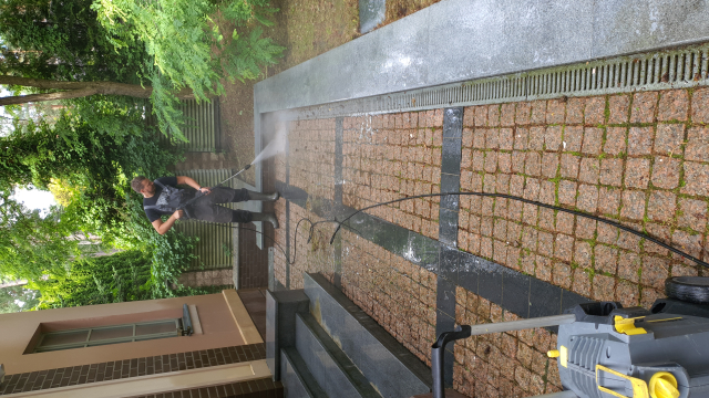 Foto 3, Pļaujam zāli, zāģējam stipri aizaugušas teritorijas ar Stihl trimeriem/krūmgriežiem/motorzāģiem no 0.05 centi/kv.m. Mazgājam bruģi ar speciālu mazgāšana iekārtu no 2e/kv.m. Transporta/krāveju pakalpojumi mantu pārvešana/utilizācija. Kā arī veicam citus saimnieciskos darbus. Ātri un kvalitatīvi, samaksa pēc darba pilnās izpildes. Apkalpojam fiziskas un juridiskas personas. Civiltiesiskā apdrošināšana visiem darbiem. www.globalresults.lv. Tālr. +371 28203035.