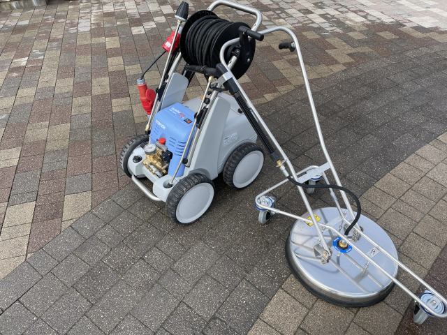 Foto 1, Pļaujam zāli, zāģējam stipri aizaugušas teritorijas ar Stihl trimeriem/krūmgriežiem/motorzāģiem no 0.05 centi/kv.m. Mazgājam bruģi ar speciālu mazgāšana iekārtu no 2e/kv.m. Transporta/krāveju pakalpojumi mantu pārvešana/utilizācija. Kā arī veicam citus saimnieciskos darbus. Ātri un kvalitatīvi, samaksa pēc darba pilnās izpildes. Apkalpojam fiziskas un juridiskas personas. Civiltiesiskā apdrošināšana visiem darbiem. www.globalresults.lv. Tālr. +371 28203035.